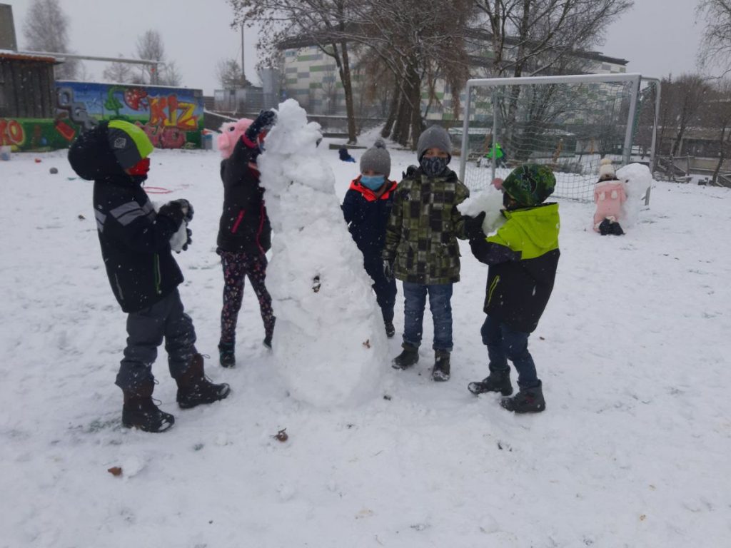 Es schneit, es schneit kommt alle aus dem Haus